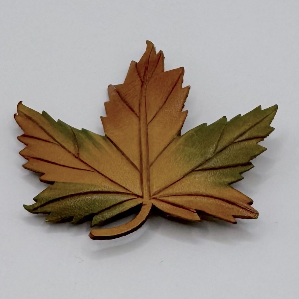 VINTAGE 1960s Tooled Leather Maple Leaf Brooch SIGNED - Picture 2 of 10